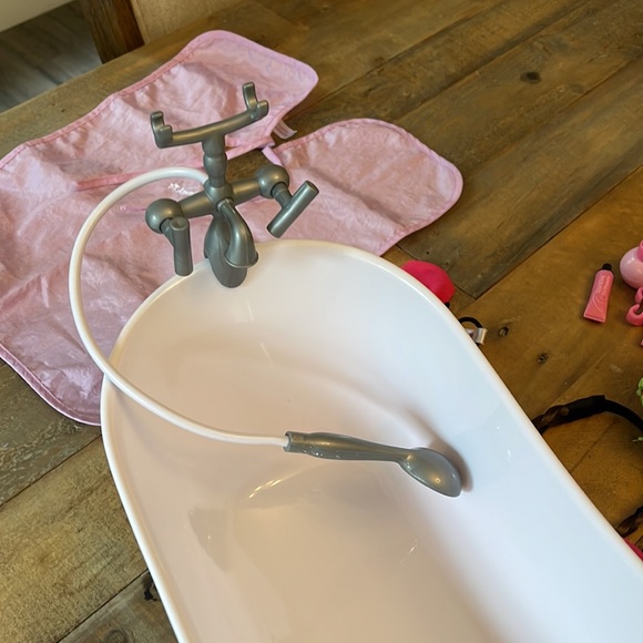 American Girl authentic bath set —robe, slippers, towel, dopp kit, cape, tub etc - Picture 8 of 9